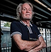 Terry Hayes: «La gran contribución de internet es llevar el porno a los hogares»