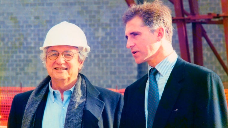 Juan Ignacio Vidarte (a la derecha) con Frank Gehry, durante la construcción del Museo Guggenheim Bilbao