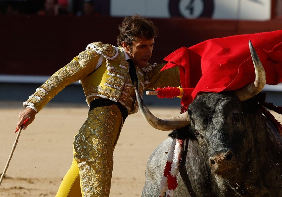 El torero Fernando Robleño da un pase durante la corrida de toros de la Feria de San Isidro