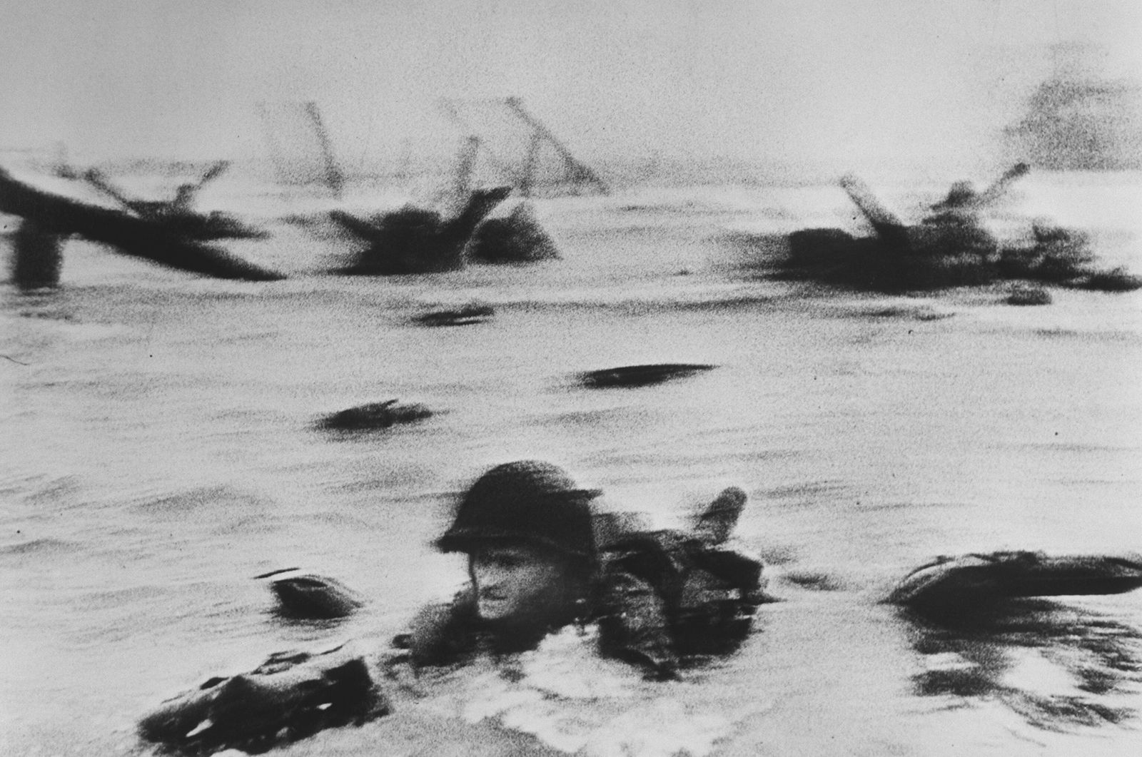 'Francia. Normandía. Segunda Guerra Mundial. Operación Overlord'. Instantánea de Robert Capa de las tropas americanas desembarcando en la playa de Omaha, Normandía el 6 de junio de 1944, el Día D. 