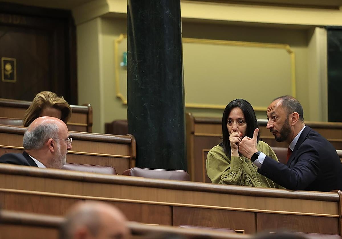 El socialista Gómez de Celis (derecha) conversa con un diputado de Junts