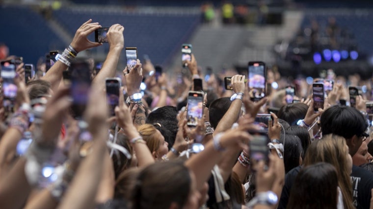 Un momento del concierto de Taylor Swift en el Bernabéu, pantallas en alto