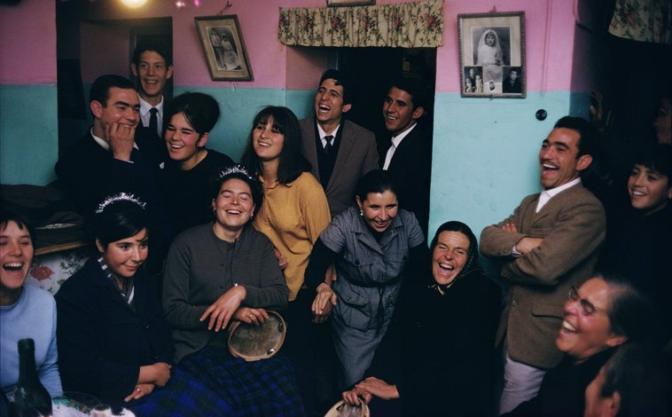 Imagen principal - Arriba, familia Escalona y amigos, Málaga, España, 1967. Sobre estas líneas, a la izquierda, Semana Santa, Málaga, España, 1967; a la derecha, Málaga, España, 1966. Es un retrato del cantaor Manuel Ávila