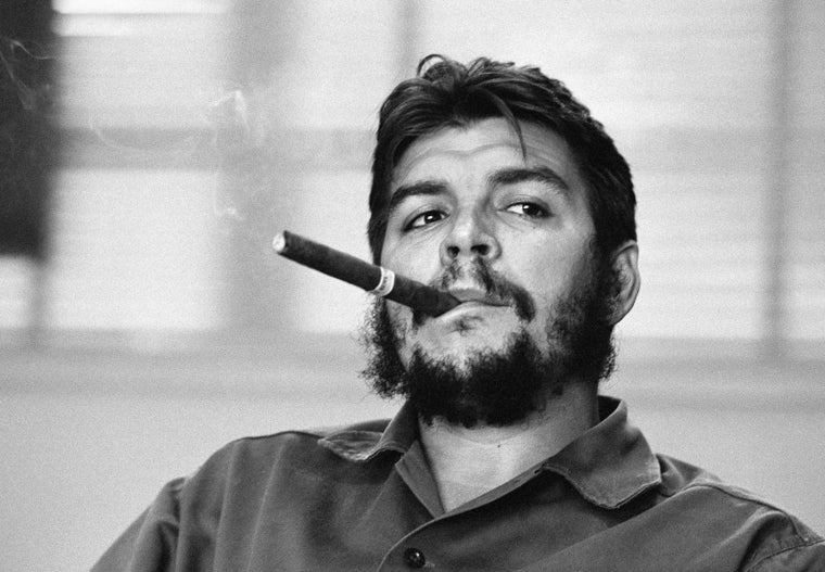 René Burri. La Habana, Cuba, 1963. El Che, durante una entrevista en su oficina del Ministerio de Industria