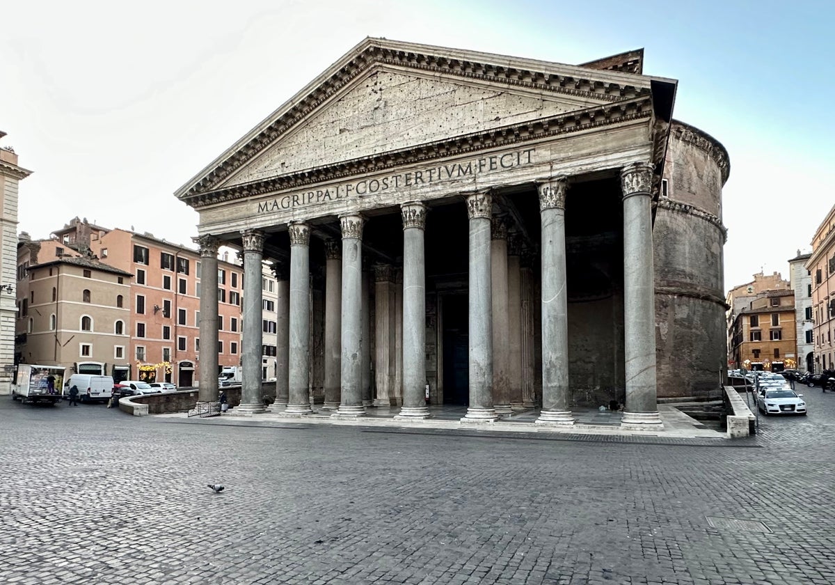 El Panteón romano, en pleno centro de la ciudad,