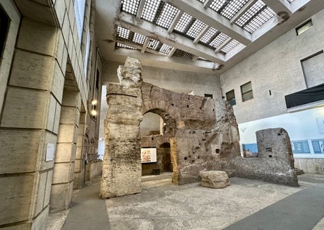 Imagen secundaria 1 - Arriba, el castillo de Sant'Angelo. Sobre estas líneas: una vista de Roma desde el Coliseo (derecha) y un detalle de las ruinas del estadio de Domiciano, bajo la Piazza Navona (izquierda) 