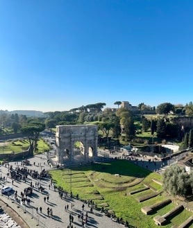 Imagen secundaria 2 - Arriba, el castillo de Sant'Angelo. Sobre estas líneas: una vista de Roma desde el Coliseo (derecha) y un detalle de las ruinas del estadio de Domiciano, bajo la Piazza Navona (izquierda) 