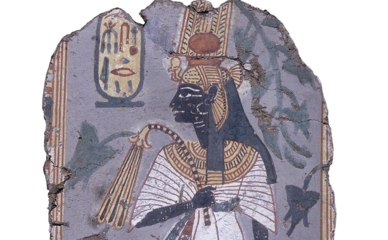 Imagen principal - Representaciones de la reina Ahmose Nefertari. Abajo, con su hijo Amenhotep I