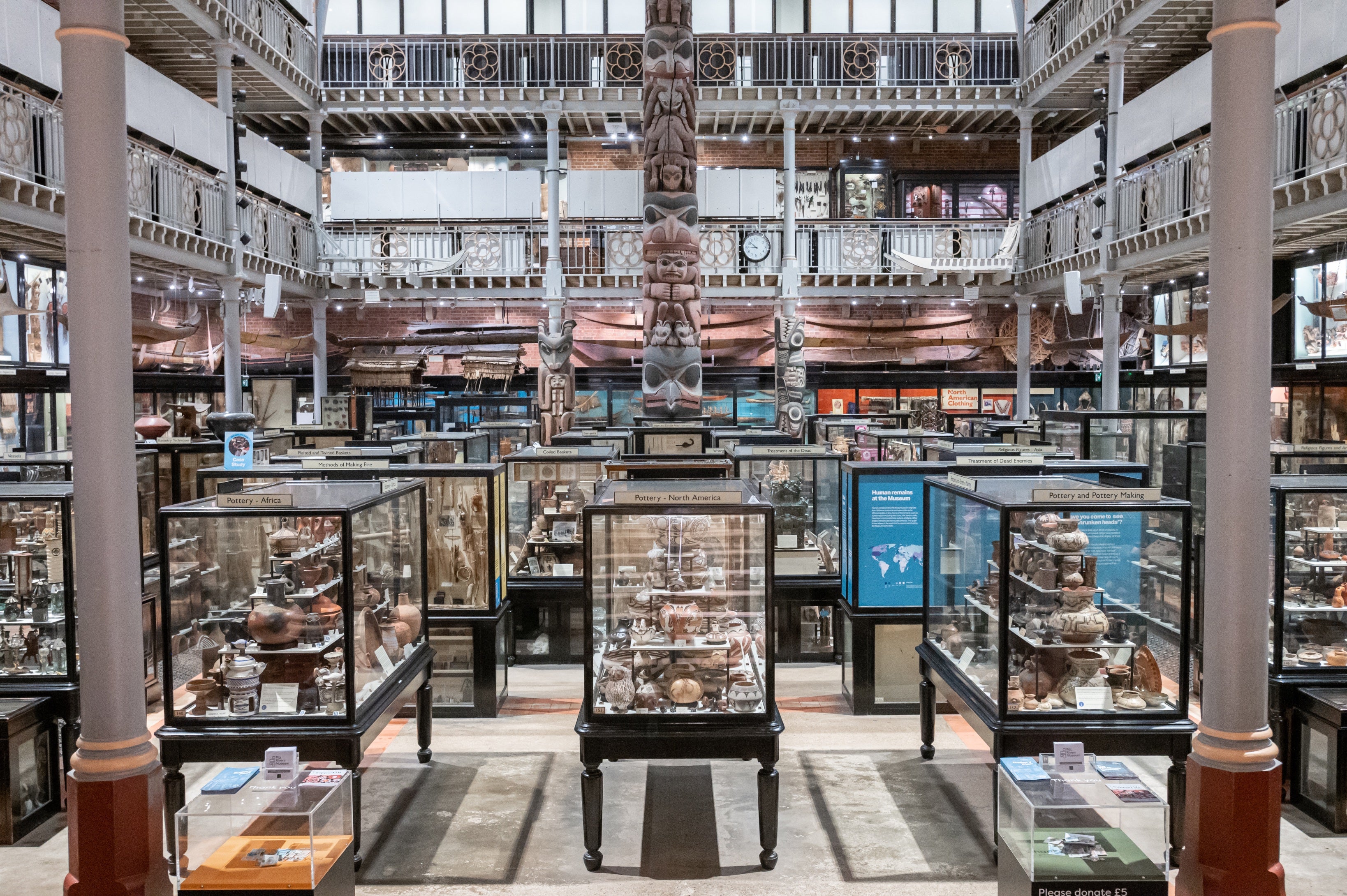 Oxford'daki bir müze, “geleneğe saygı göstermek” ve kadınların görmemesi için Afrika maskesini saklıyor