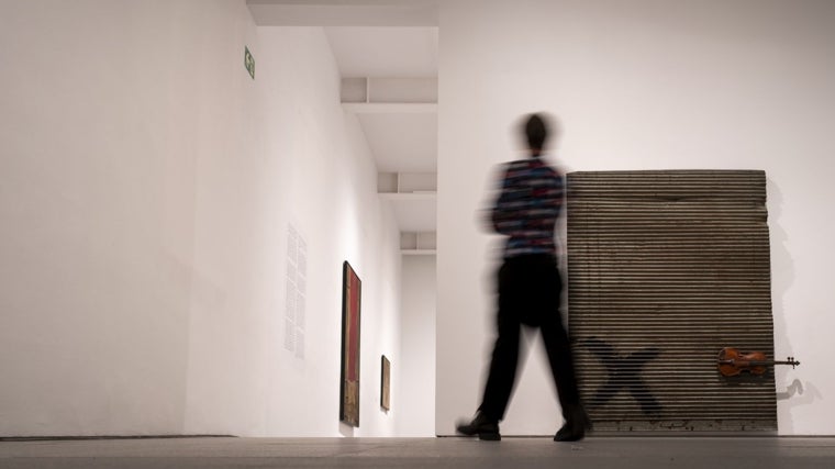 Detalle de las salas de la muestra dedicada a Tàpies