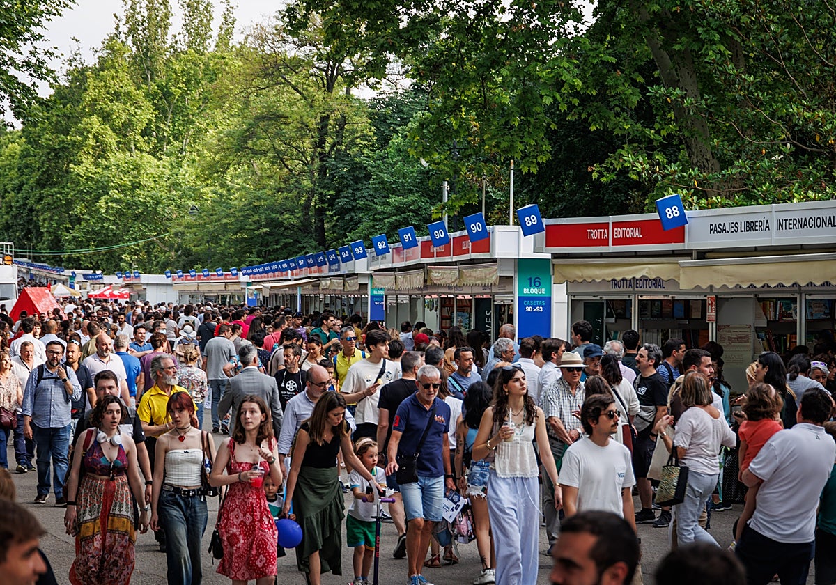 Ambiente Feria del Libro de Madrid 2024