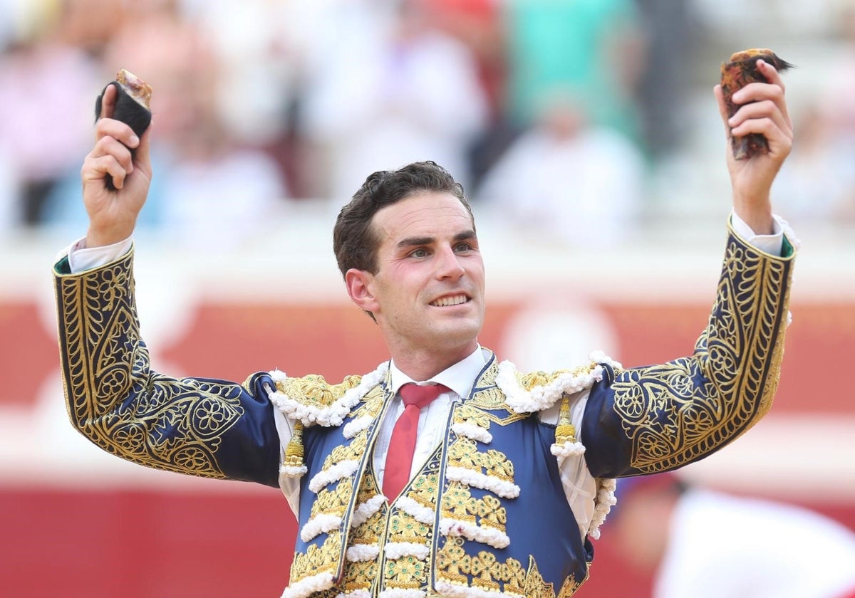 Fernando Adrián, con las dos orejas del primero de su lote