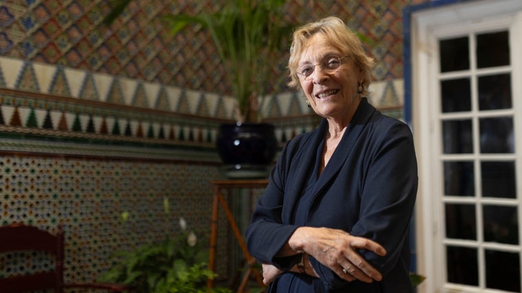 Soledad Puértolas en el patio de su casa tras la entrevista