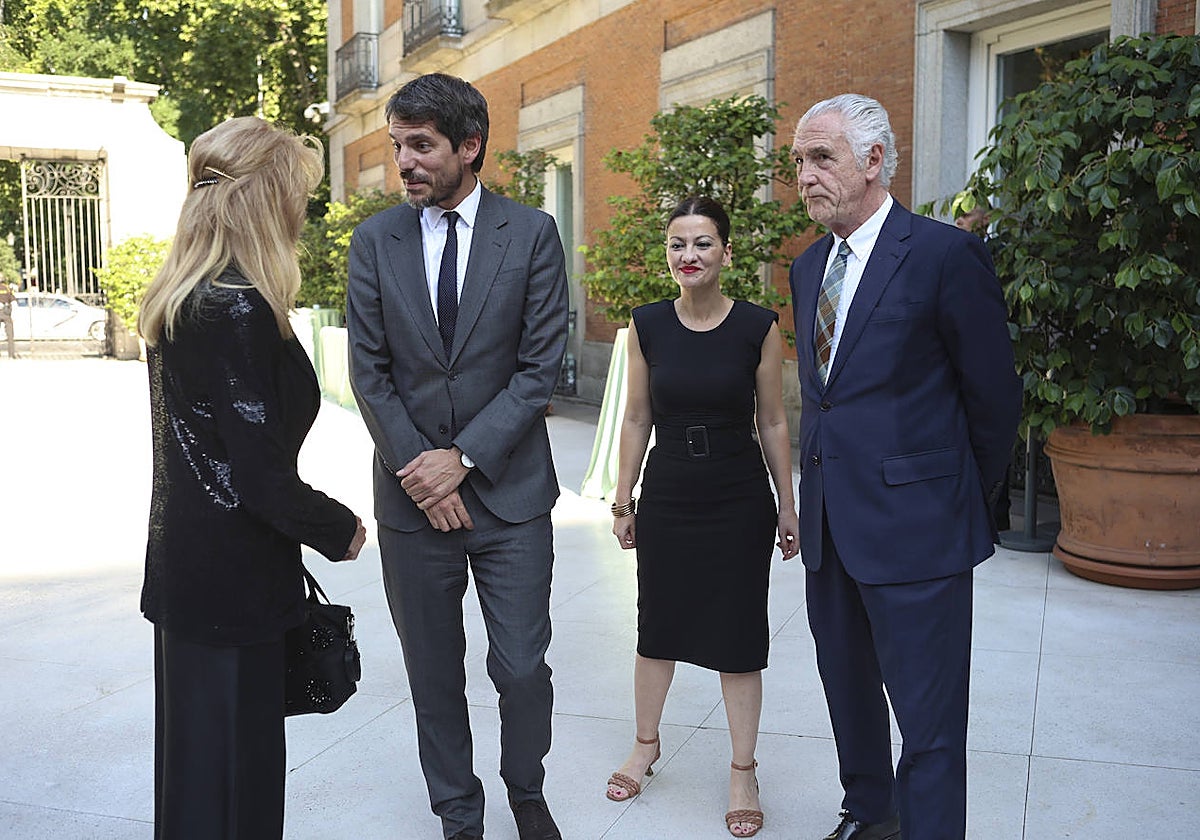 Los ministros de Cultura, Ernest Urtasun, y de Juventud e Infancia, Sira Rego, conversan con la baronesa Carmen Thyssen y con el director gerente del museo, Evelio Acevedo