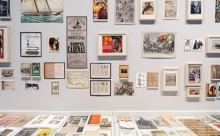 Imagen principal - en las imágenes, distintos detalles del montaje de 'Réquiem por la Humanidad', en La Casa Encendida