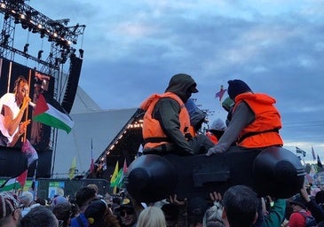 Banksy realiza una performance con una barca hinchable en el festival de Glastonbury