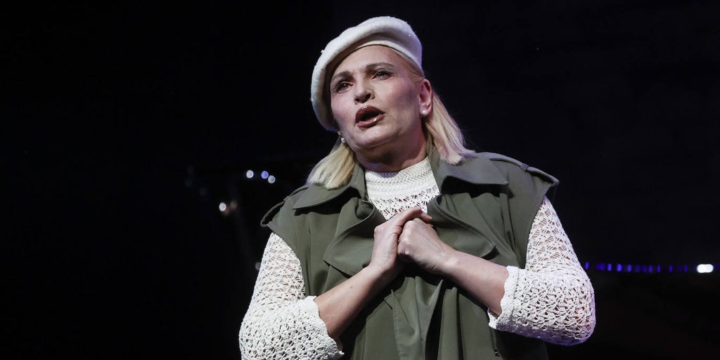 Ainhoa ​​​​Arteta garajda 'La bohème' şarkısını söylüyor