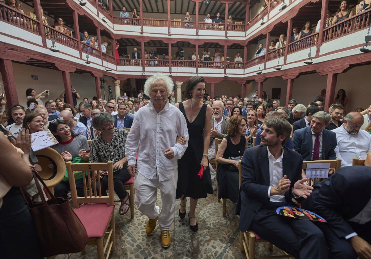 Rafael Álvarez El Brujo llega al Corral de Comedias junto a Irene Pardo, en presencia de Ernest Urtasun ministro de Cultura