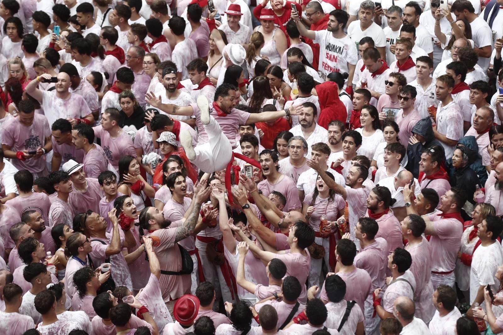 La alegría desbordada entre los asistentes a la cita mítica ya era visible horas antes del inicio del chupinazo.