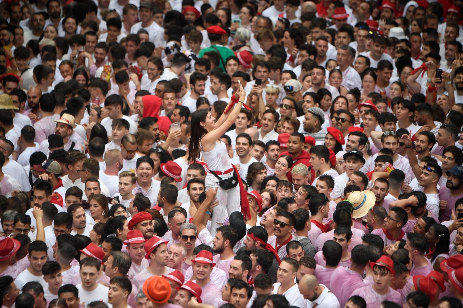 Antes de las 12 horas muchos de los asistentes al chupinazo ya no tenían la ropa de color blanco.