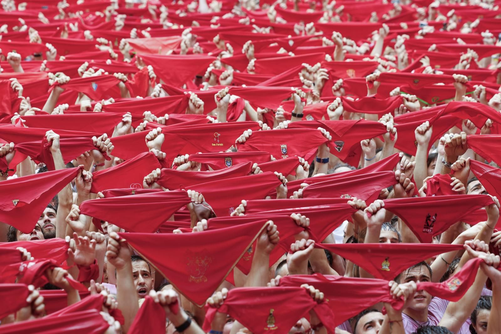 Durante el chupinazo, los asistentes levantan el pañuelo para luego atárselo al cuello, en uno de los momentos más emocionantes de la fiesta.