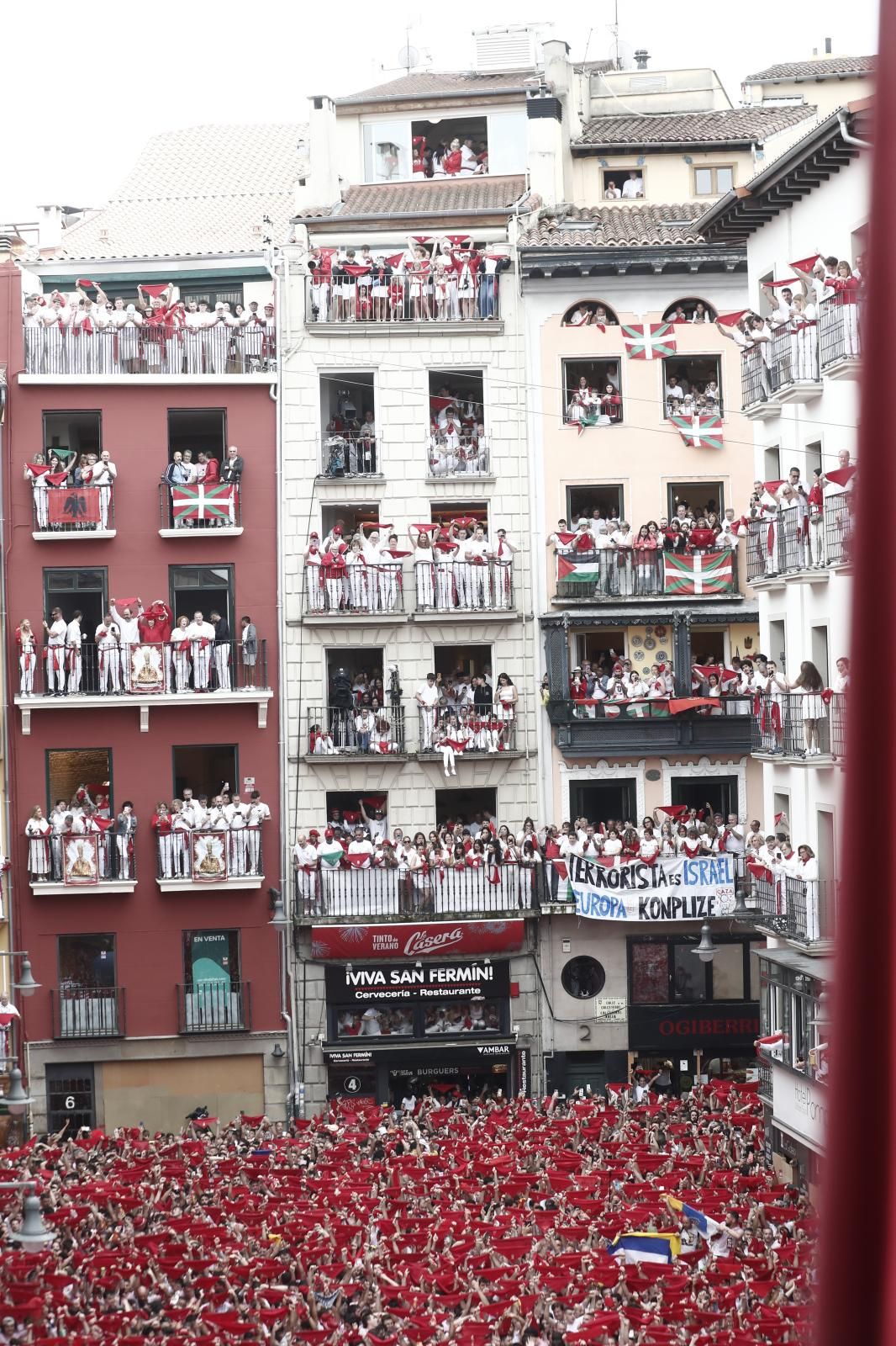 Los balcones de la plaza del Ayuntamiento estaban llenos a rebosar durante el chupinazo.