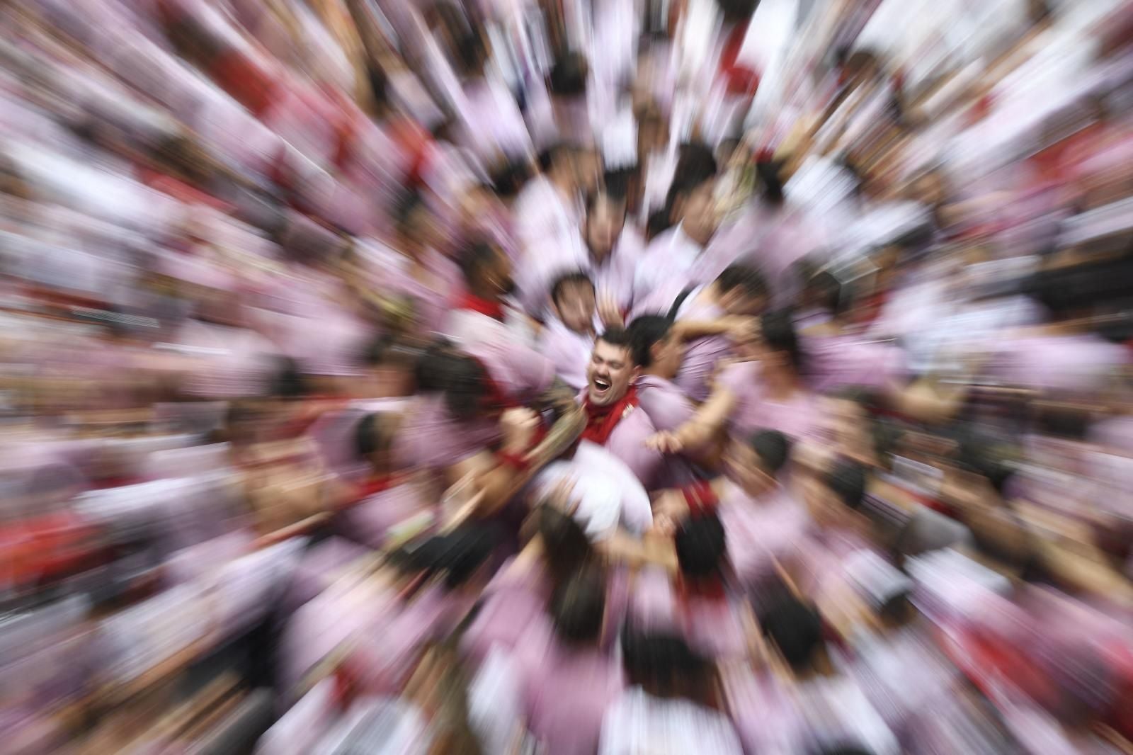 Como siempre, todo el mundo ha acudido a la cita vestido de blanco y con el imprescindible pañuelo rojo que, una vez se da el chupinazo, todo asistente a la fiesta debe atarse al cuello.