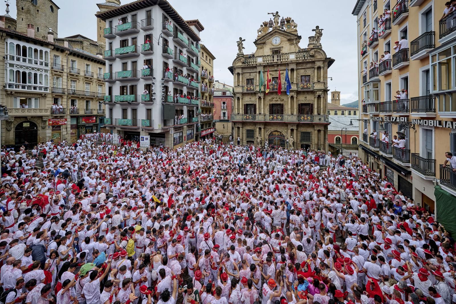 Horas antes de las 12 del mediodía, la plaza del Ayuntamiento ya estaba literalmente a rebosar. Miles de personas acuden a Pamplona para vivir desde allí  el chupinazo.