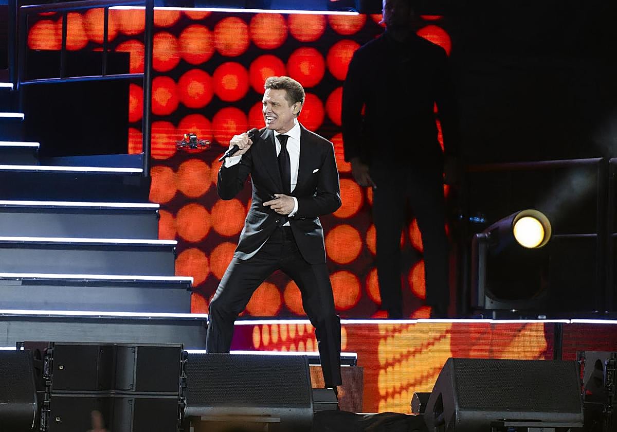 Luis Miguel durante su concierto en el Santiago Bernabéu