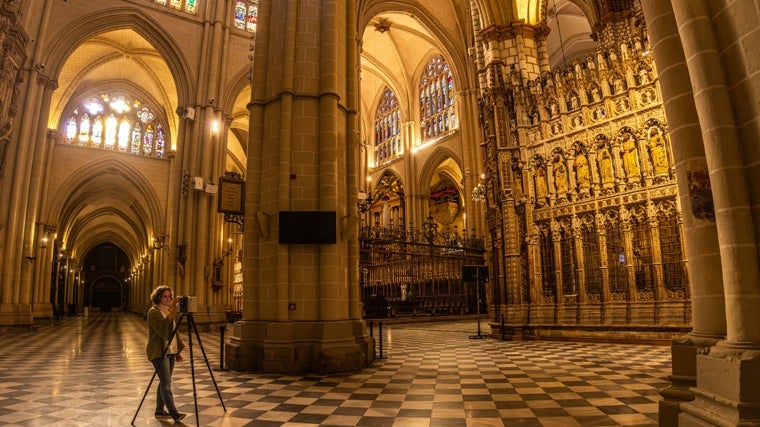 Paula Noriega durante el escaneo de la catedral de Toledo