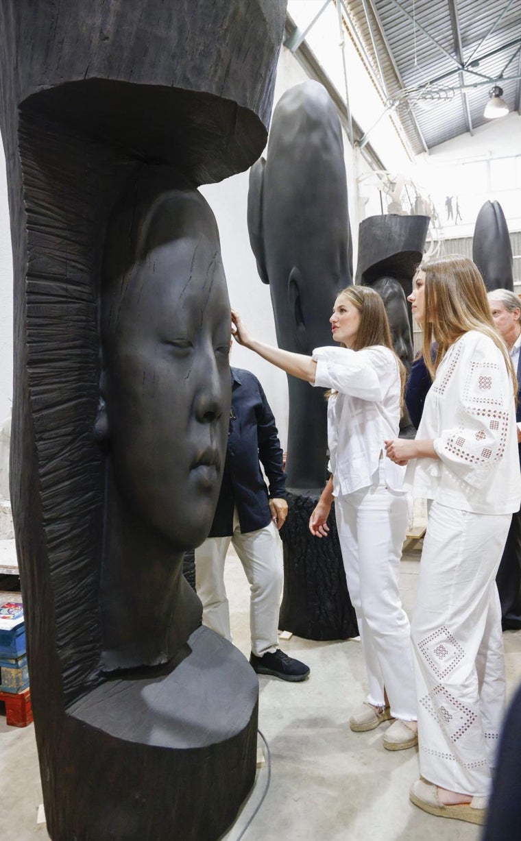 La Princesa y la Infanta, durante la visita al taller de Jaume Plensa