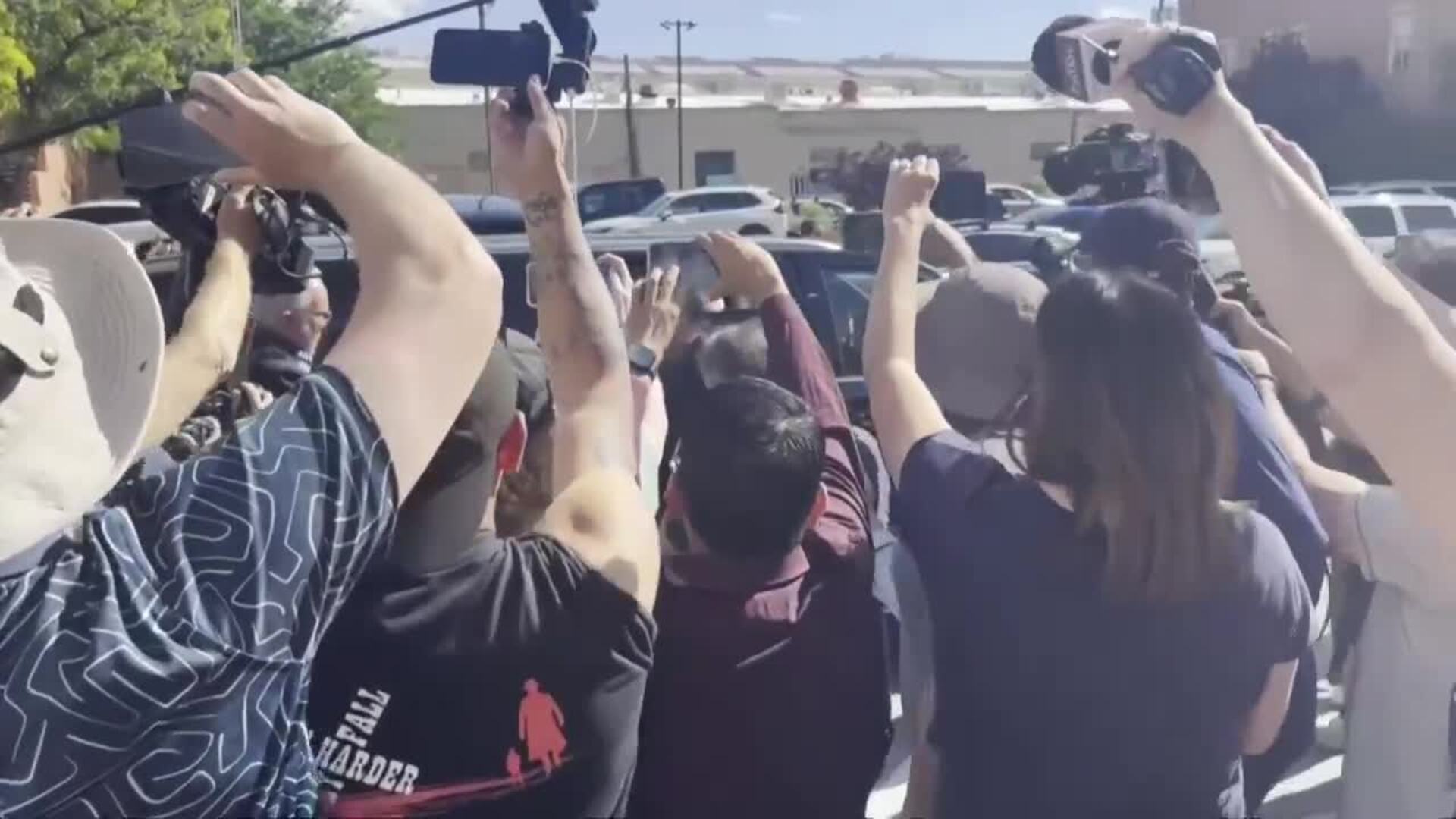 La Fiscalía acusa a Baldwin de &quot;imprudente&quot; y la defensa culpa a otros miembros del equipo