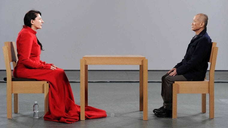 Marina Abramovic durante su performance en el MoMA