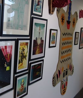 Imagen secundaria 2 - De arriba abajo, Alejandre Glez, y su virgen de Regla de redes, en Aurora Vigil; los dos artistas representados por DiGallery; y detalle de la colección de Santander Music