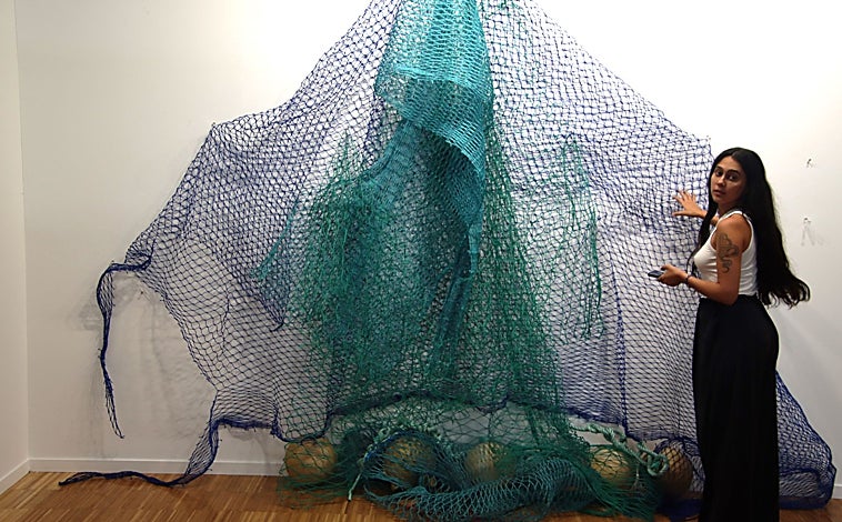 Imagen principal - De arriba abajo, Alejandre Glez, y su virgen de Regla de redes, en Aurora Vigil; los dos artistas representados por DiGallery; y detalle de la colección de Santander Music