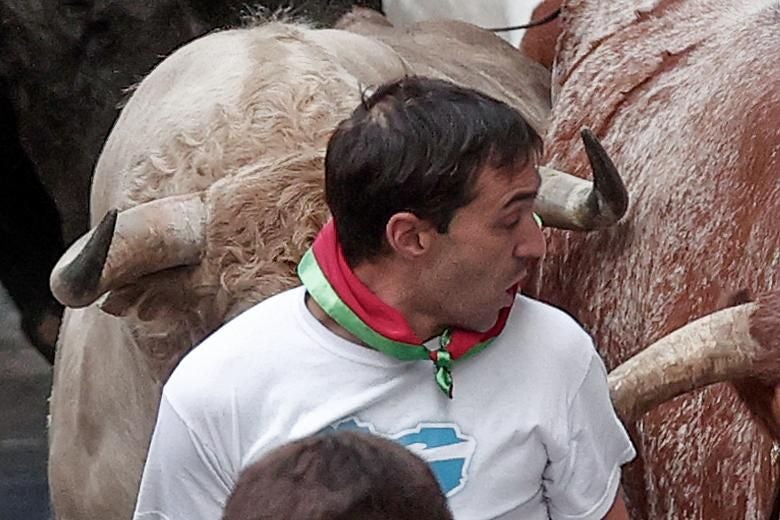 Un corredor arriesga delante de los toros