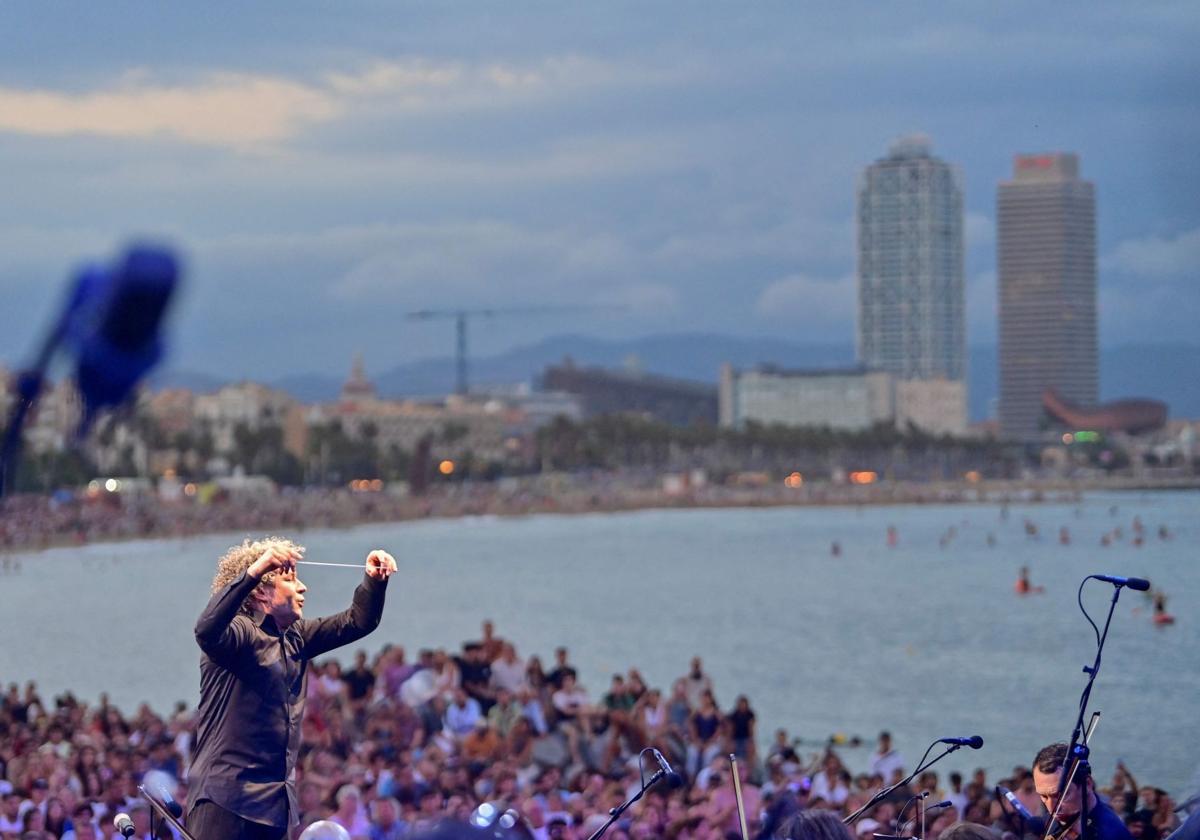 Dudamel durante su concierto en la playa de Sant Sebastià