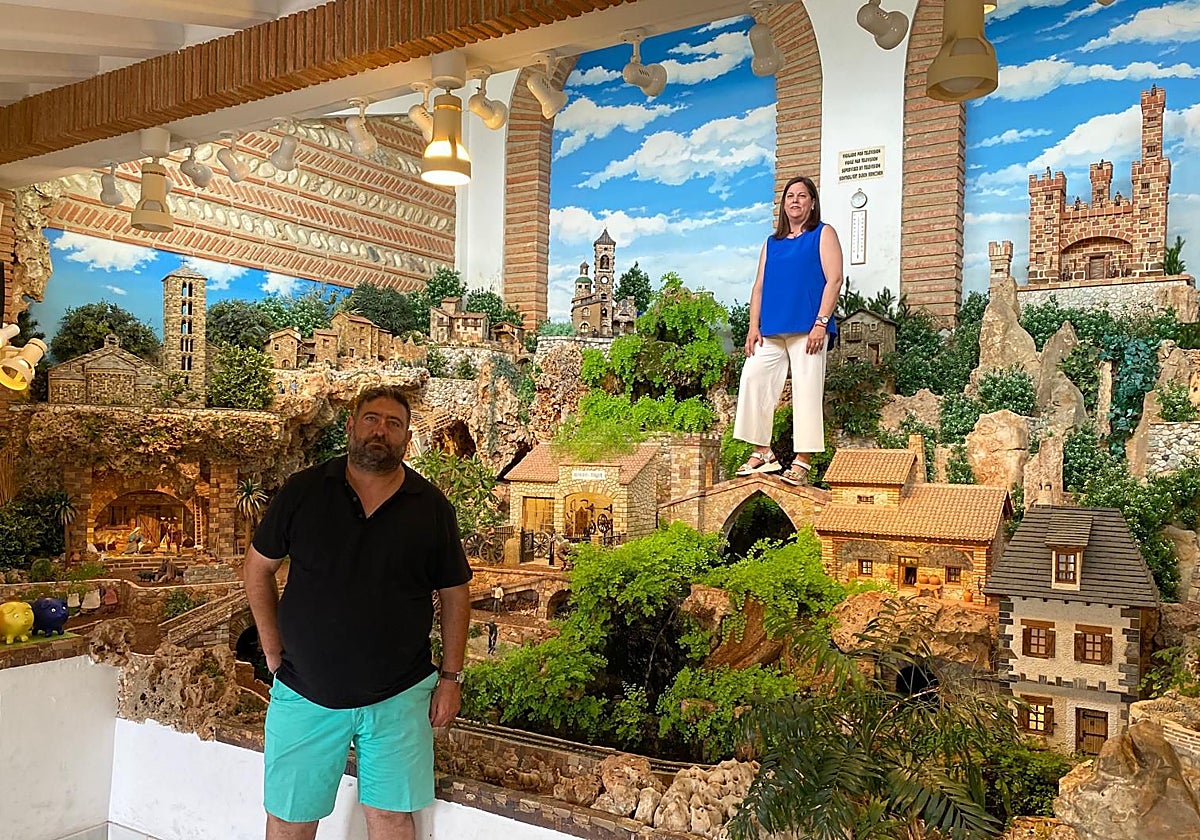 Antonio Marco y su mujer junto a su belén de catorce toneladas