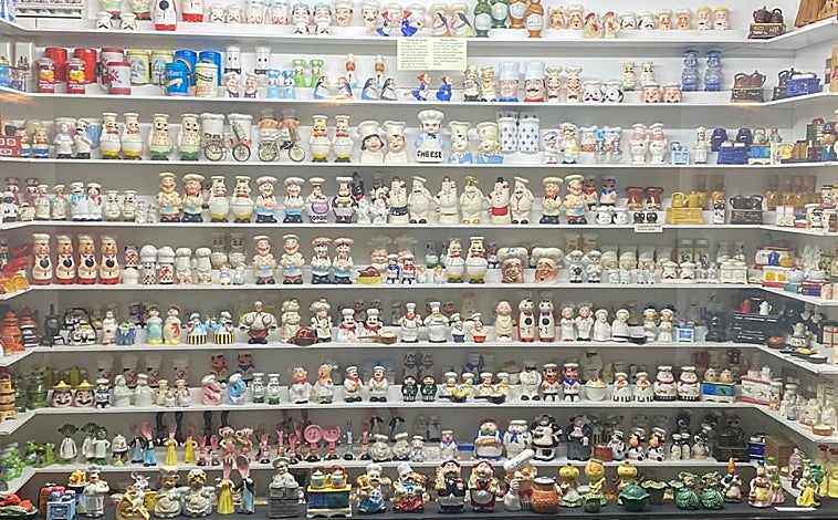 Imagen principal - Arriba: estantería del Museo de Saleros y Pimenteros / Abajo izquierda: escultura de la Catedral de San Basilio (Moscú), tallada en una conchan, en el Museo de las Miniaturas. /Abajo derecha: cartel del Museo de Miniaturas con informaciones y recortes. 