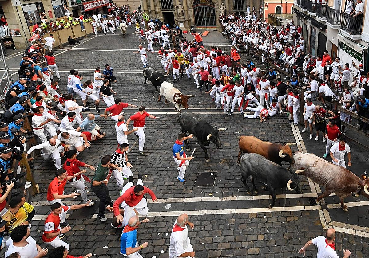 Los miuras, emoción a máxima velocidad en el último encierro