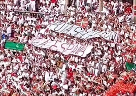 Despliegan unas pancartas con el mensaje 'Puta Selección, Puta España' en la plaza de toros de Pamplona durante la última corrida de San Fermín