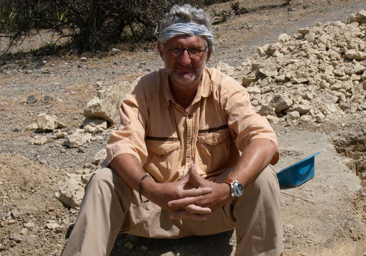 Enrique Baquedano, en la garganta de Olduvai (Tanzania)