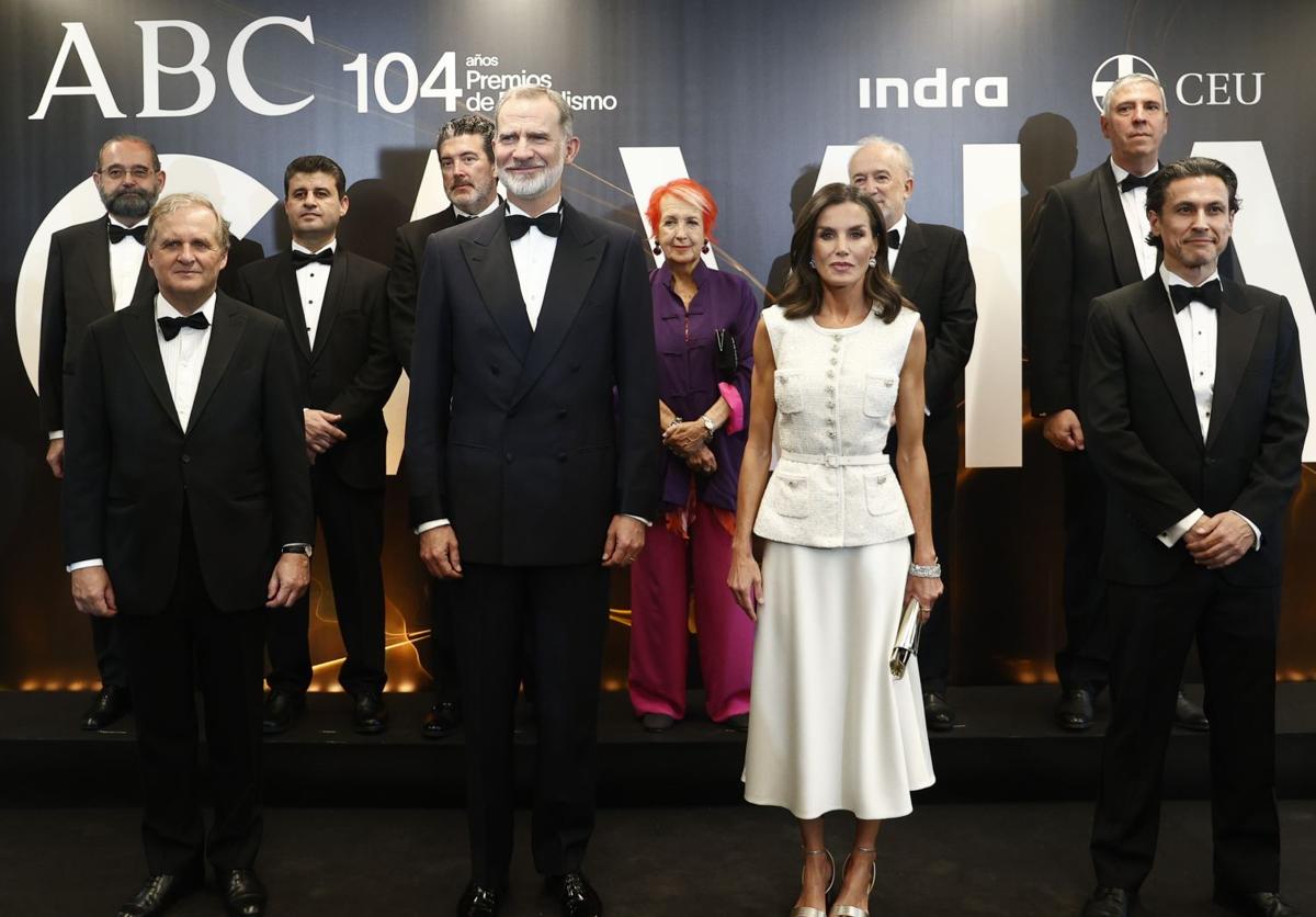 Los Reyes posan poco antes de comenzar el acto junto a los premiados -Rodrigo Cortés, Rosa María Calaf y Said Khatib-; el presidente de Vocento, Ignacio Ybarra; el director de ABC, Julián Quirós; el presidente de la Fundación CEU, Alfonso Bullón de Mendoza; el CEO de Indra, José Vicente de los Mozos, y el director de la Real Academia Española y presidente del jurado, Santiago Muñoz Machado