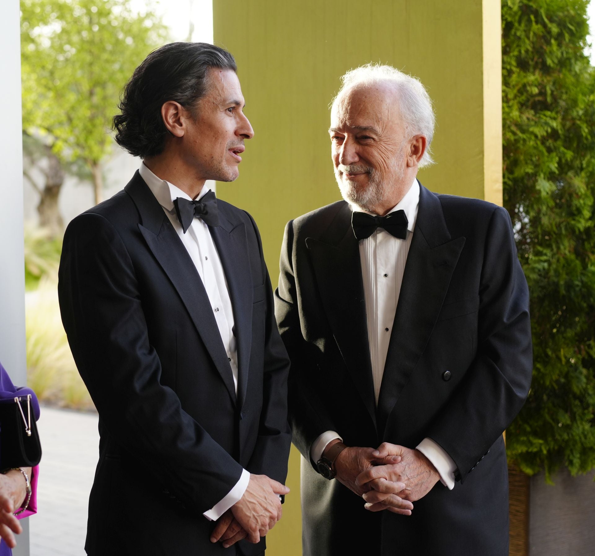 Rodrigo Cortés, premio Cavia 2024, junto al director de la RAE, Santiago Muñoz Machado, presidente del jurado