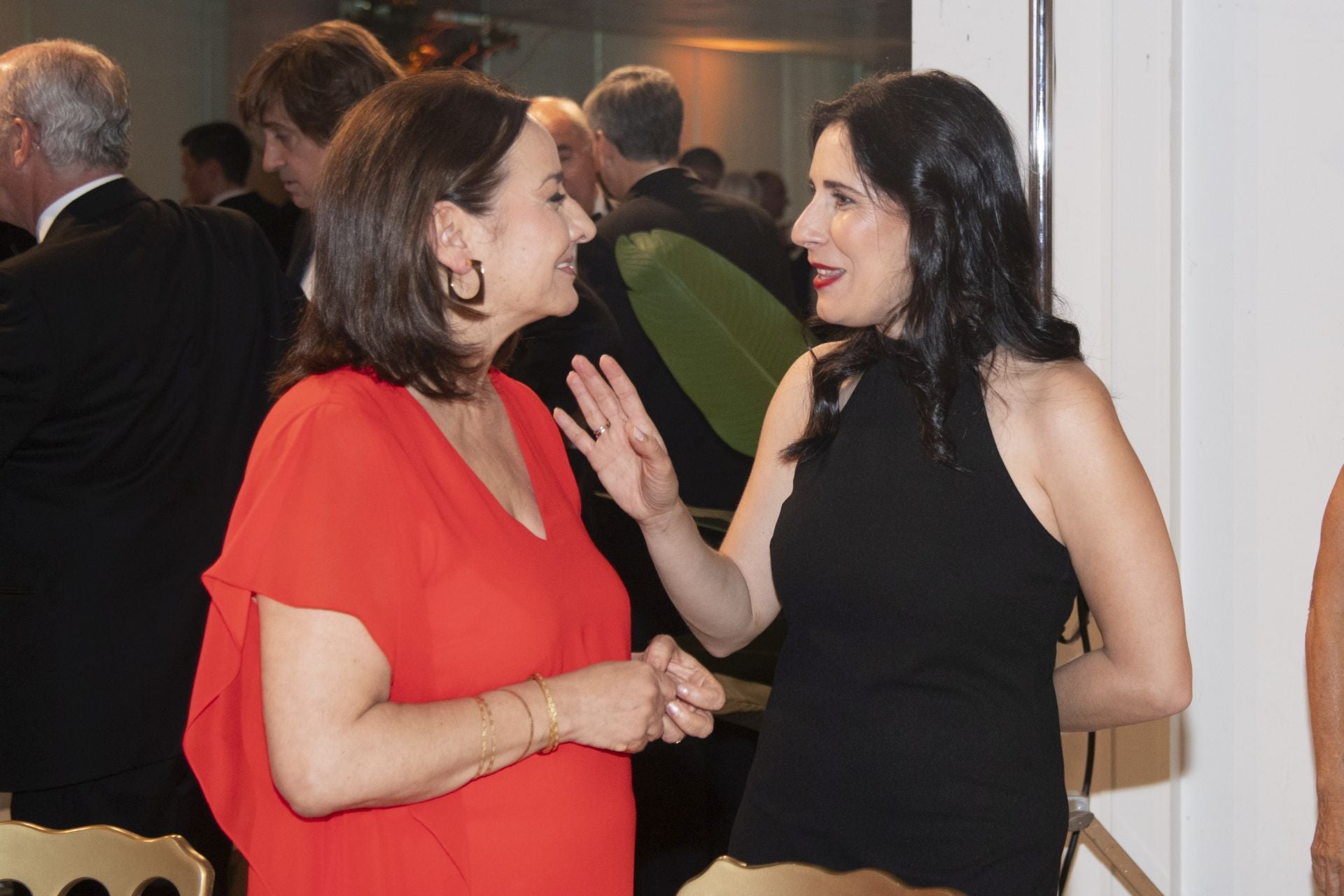 La directora de El País y jurado de los premios de ABC, Pepa Bueno, conversa con Ana Isabel Sánchez Rodríguez, subdirectora de ABC