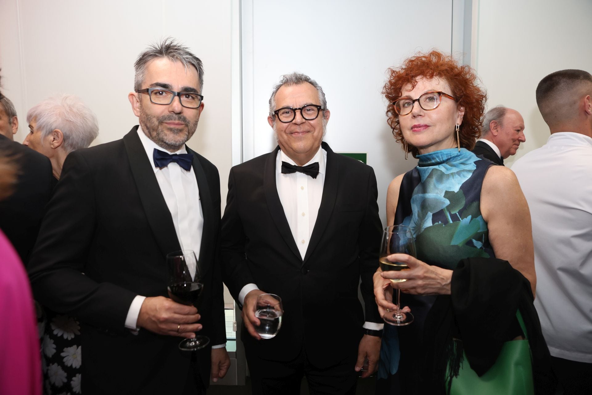 Jesús García Calero, director del ABC Cultural, con el historiador Manuel Lucena y Leticia Ruiz, directora de la Galería de las Colecciones Reales