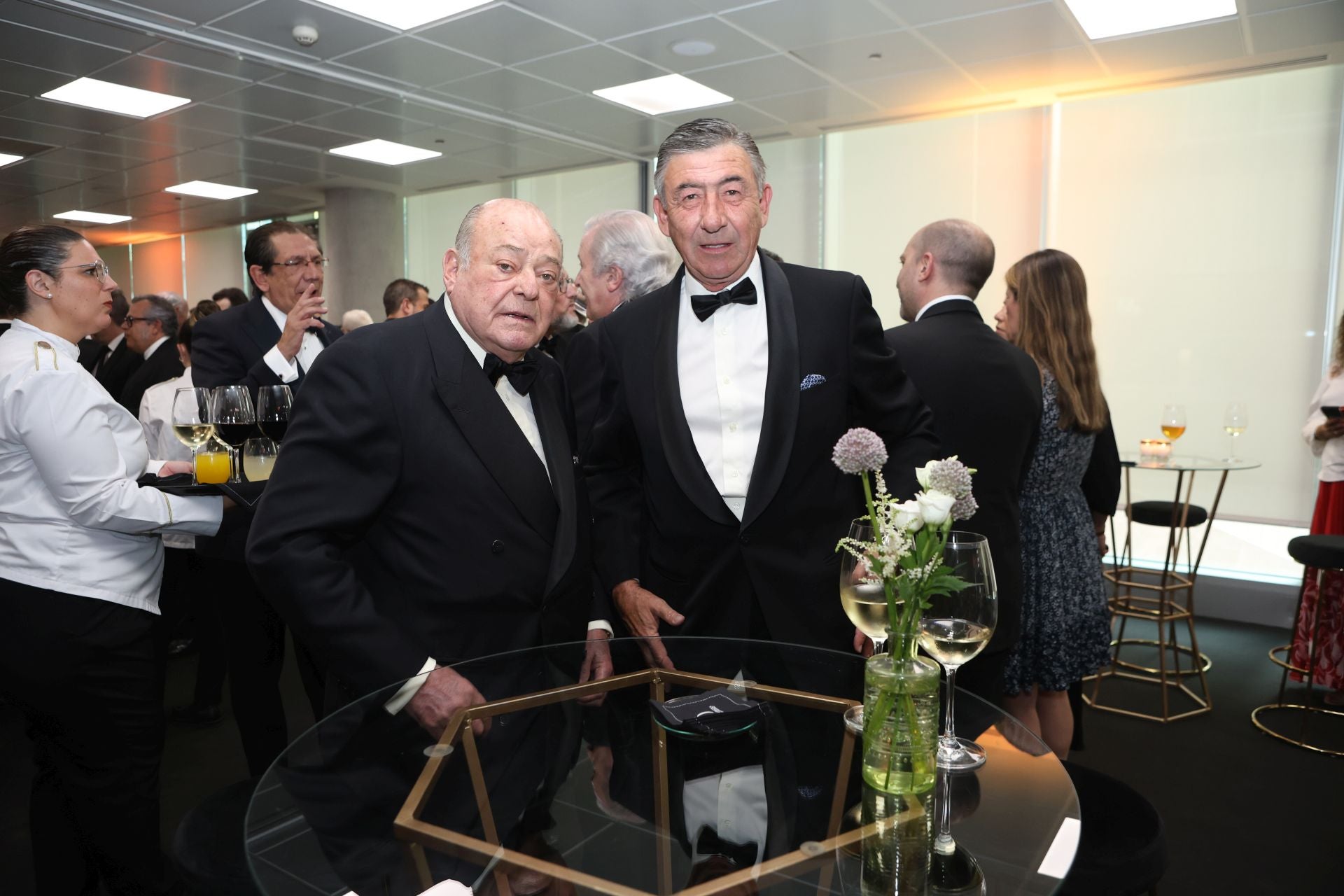 Juan Abelló, presidente de honor del Grupo Torreal, junto a Santiago León Domecq, teniente hermano mayor de la Real Maestranza de Caballería de Sevilla