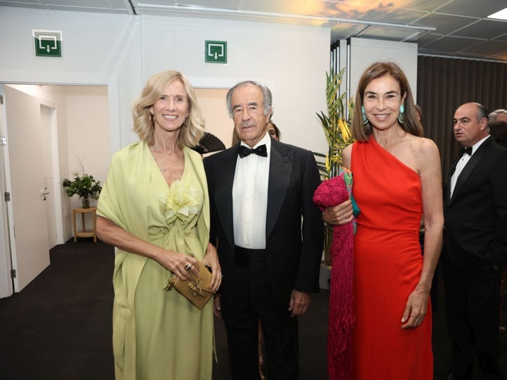 Cristina Garmendia, presidenta de Mediaset España, con Jesús Sainz, vicepresidente de Puy du Fou España y la escritora Carmen Posadas