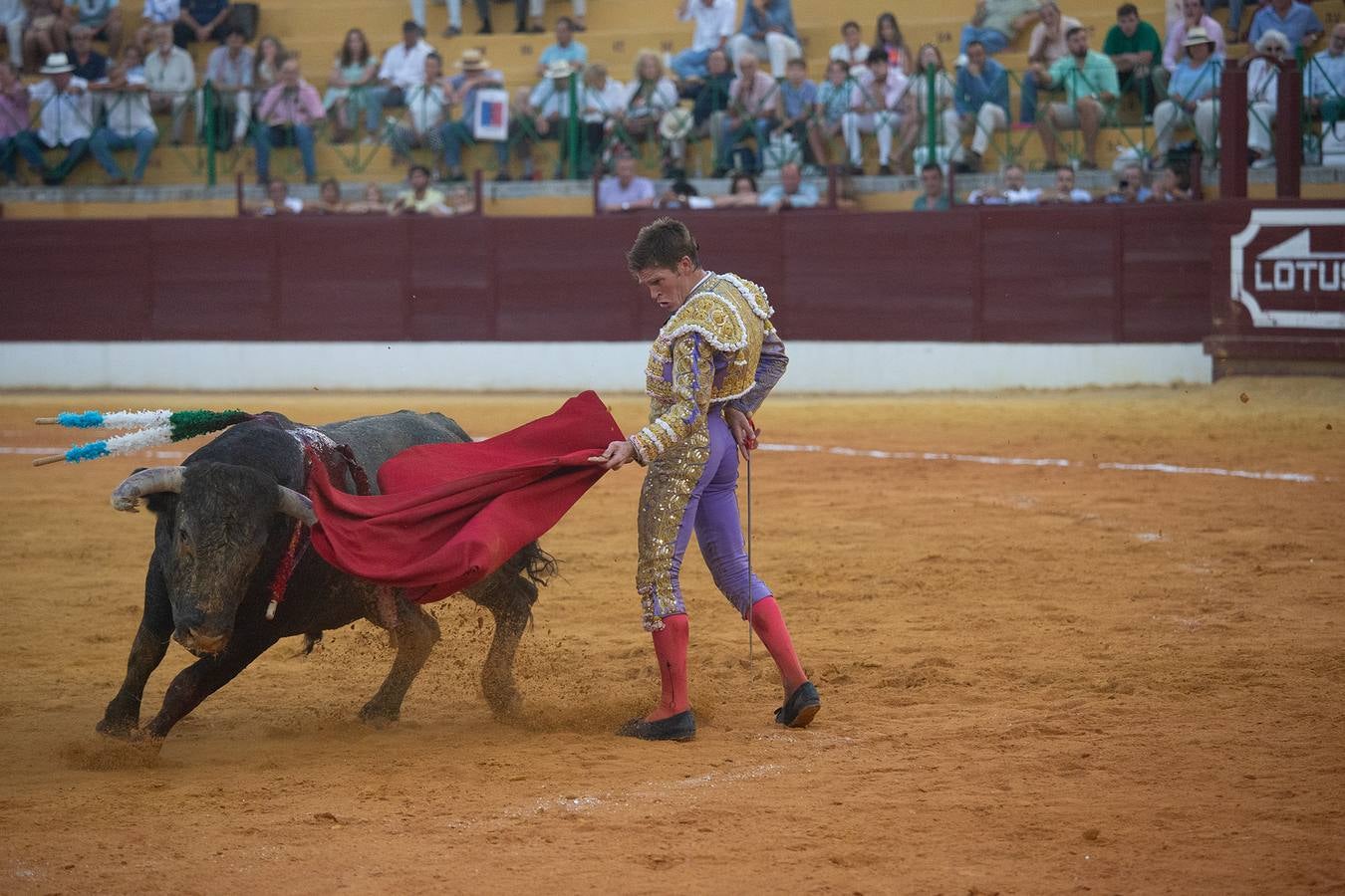 Un momento de la tarde de toros que brindó este viernes en La Línea el torero Borja Jiménez