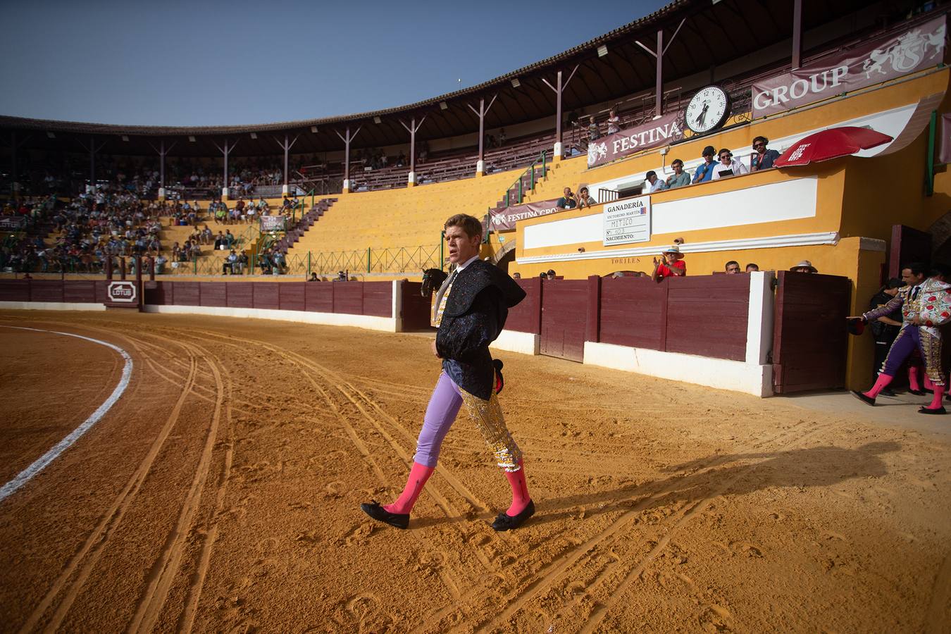 Un momento de la tarde de toros que brindó este viernes en La Línea el torero Borja Jiménez